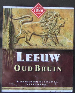 Op klassieke wijze gebrouwen bruin bier uit de edelste hop- en moutsoorten, geselecteerde kruiden en met natuurzuiver water. Door mergellagen gefilterd brouwwater onttrokken aan onze eigen - meer dan 100 meter diepe - Limburgse bron. Het resultaat: oorspronkelijk donker bier van lage gisting dat niet gepasteuriseerd wordt en in alle rust mag rijpen. Net zolang tot de karakteristieke, lichtzoete smaak is bereikt. Bekroon de mooie momenten en geniet van het goede leven. Met Leeuw Oud Bruin. (3,5 vol. % alc. Cat. II)